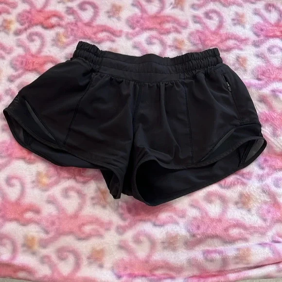 🪩Black Lululemon Hotty Hots! 2.5in Inseam! Size 2! Perfect Condition!🪩 - Picture 1 of 8